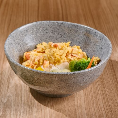 Minced prawns scramble egg, served with boiled mixed vegetables on rice.